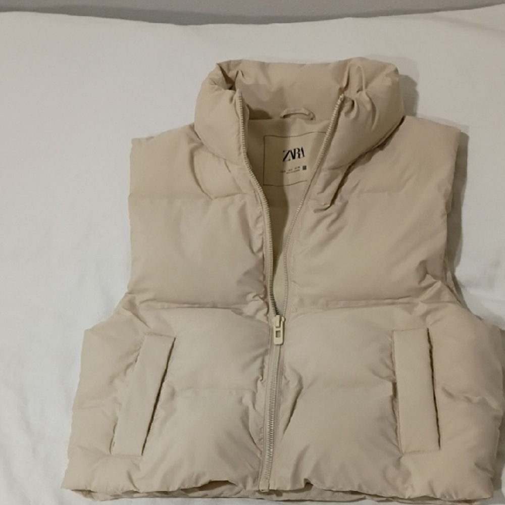 Zara Women's Beige Puffer Vest